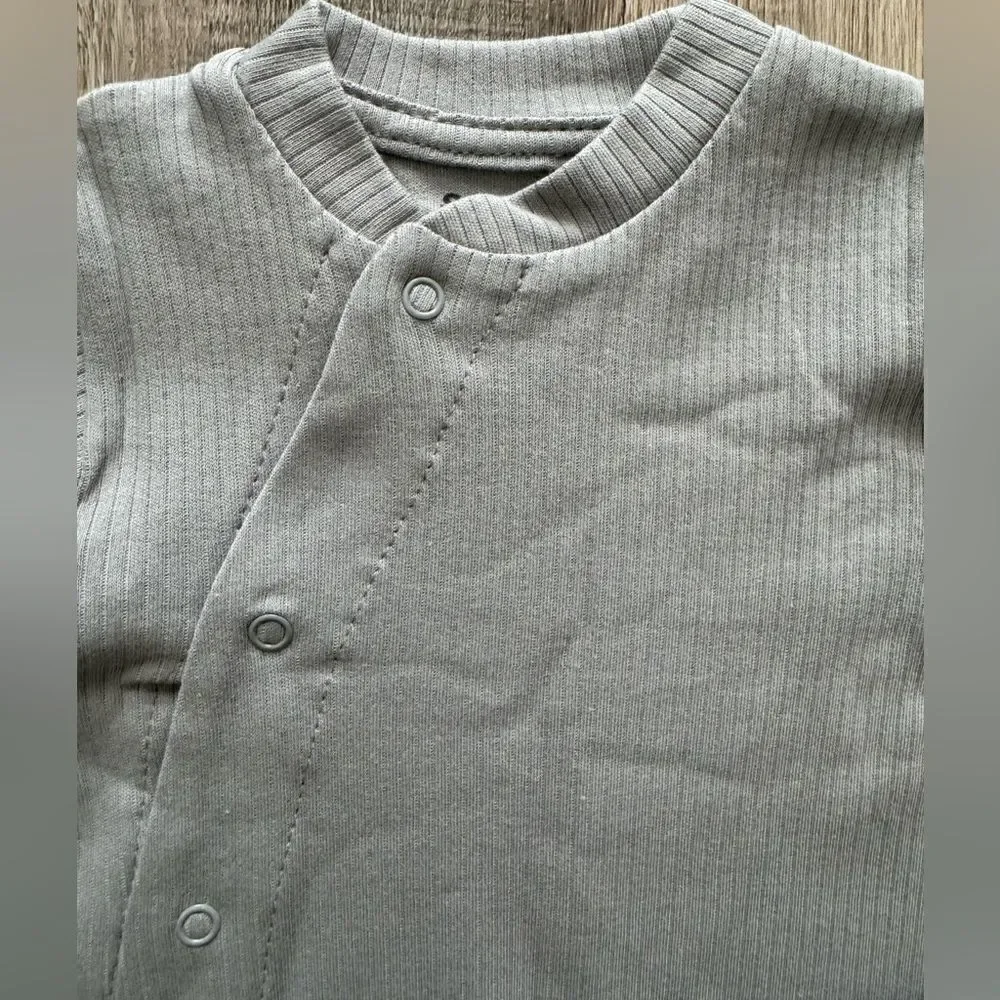 ORGANIC COTTON BABY ONESIE GRAY RIBBED WITH HAT